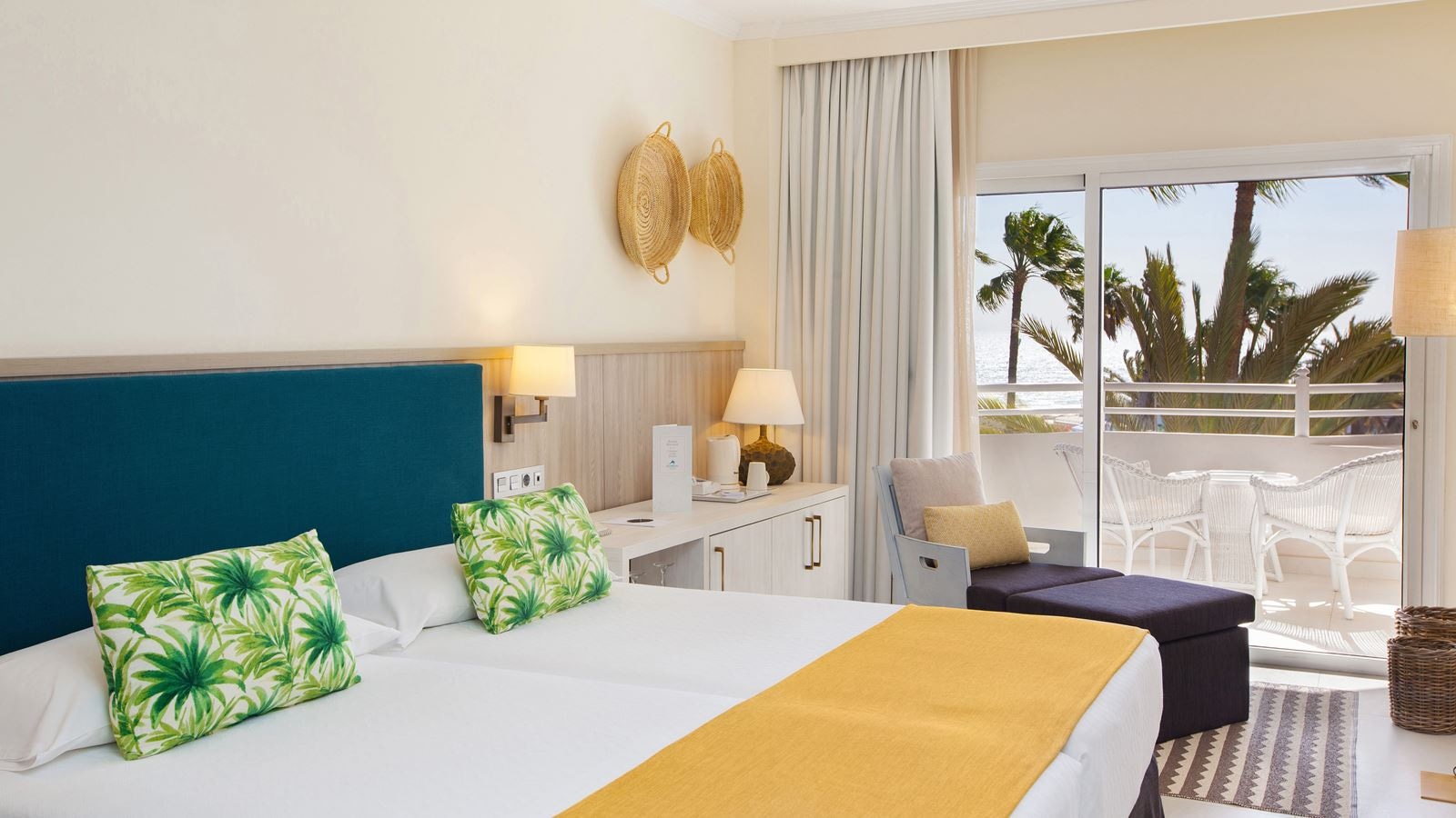 rooms-dde-double-deluxe-room-garden-or-pool-view-balcony