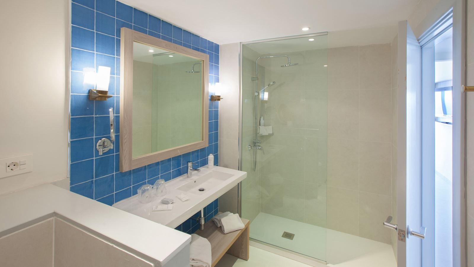 rooms-ddev-double-deluxe-room-partial-or-direct-sea-view-balcony