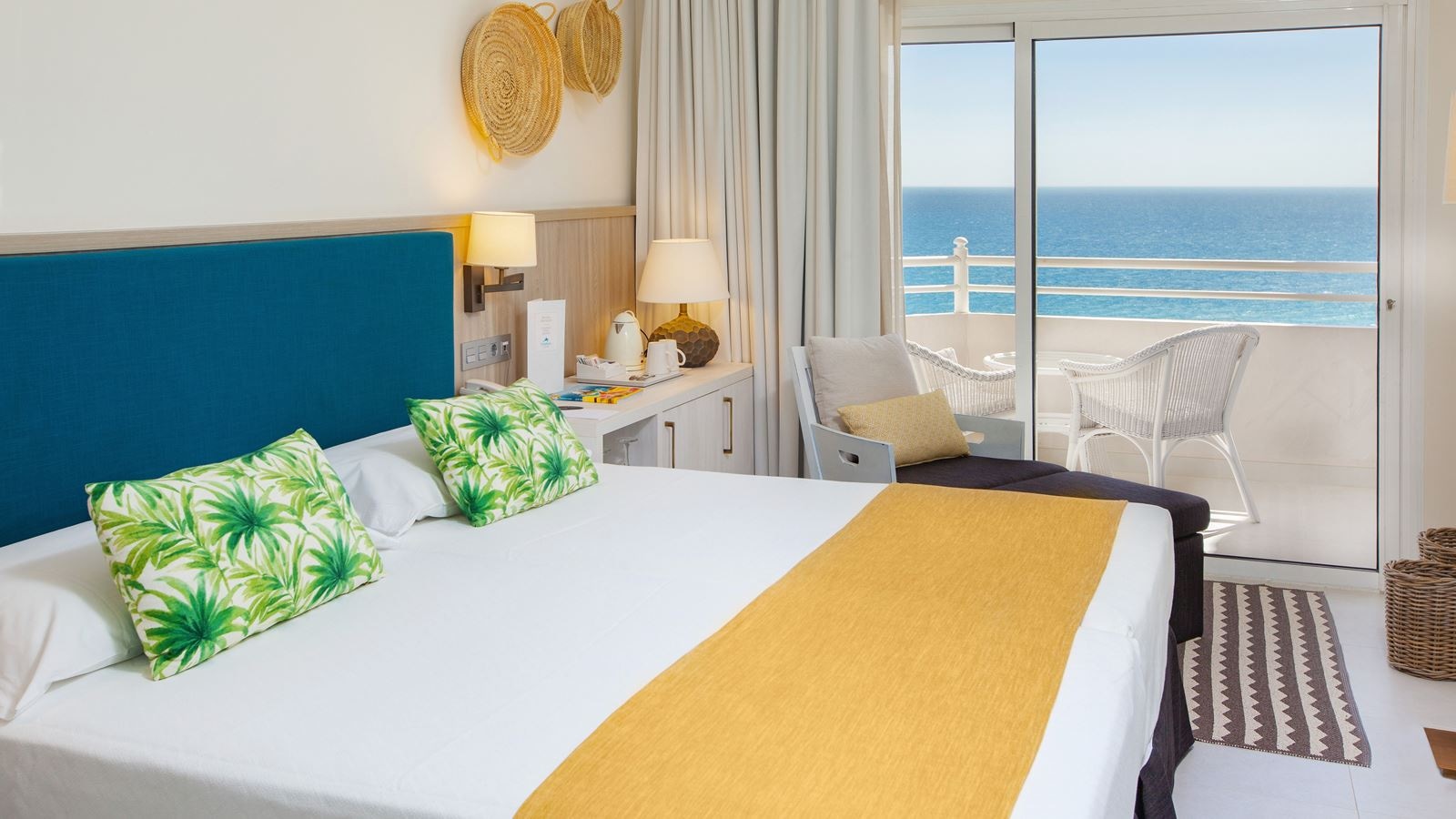 rooms-ddev-double-deluxe-room-partial-or-direct-sea-view-balcony