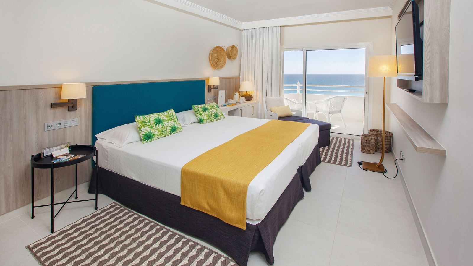 rooms-ddev-double-deluxe-room-partial-or-direct-sea-view-balcony