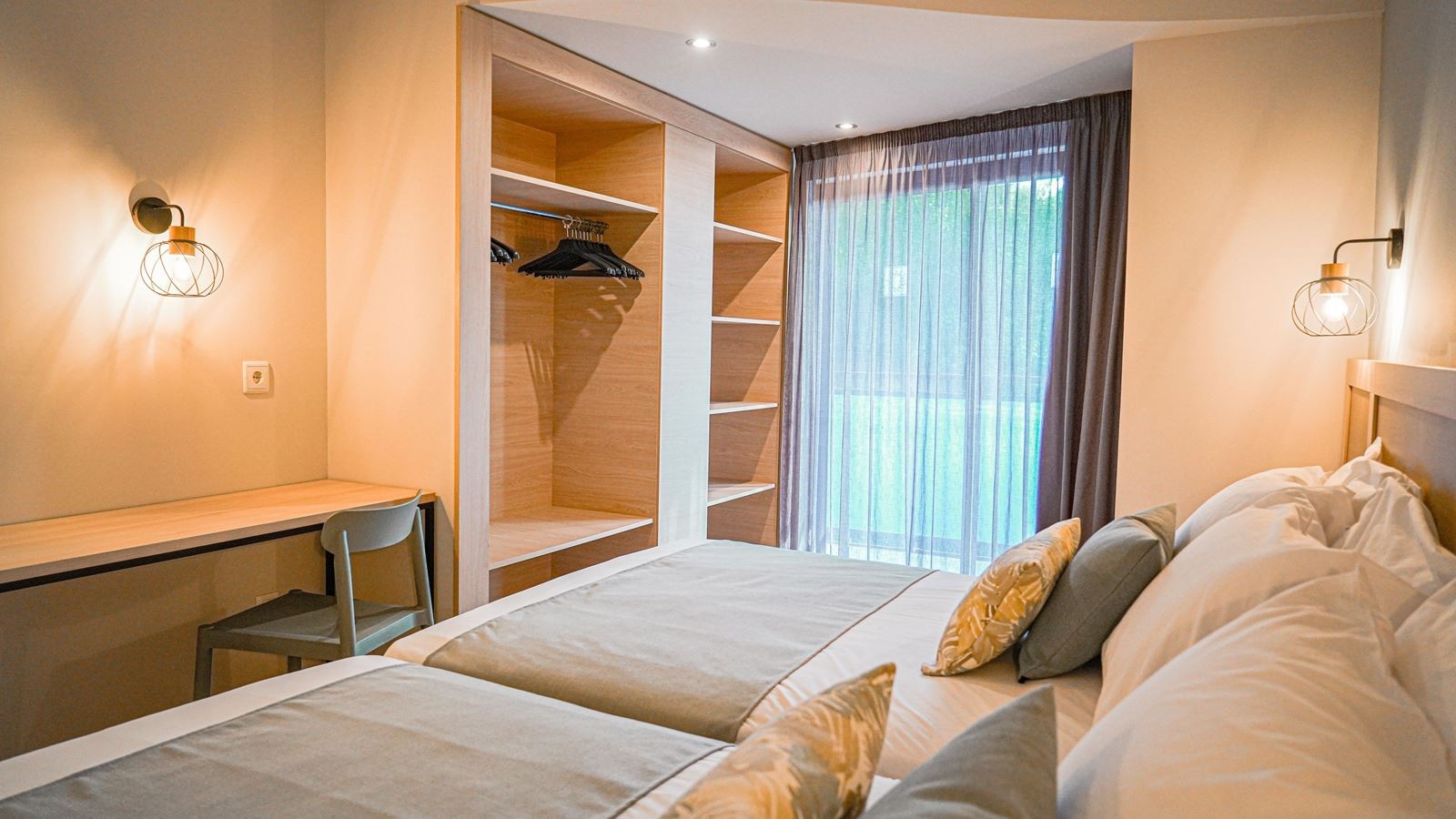 rooms-double-standard-room-balcony-or-terrace