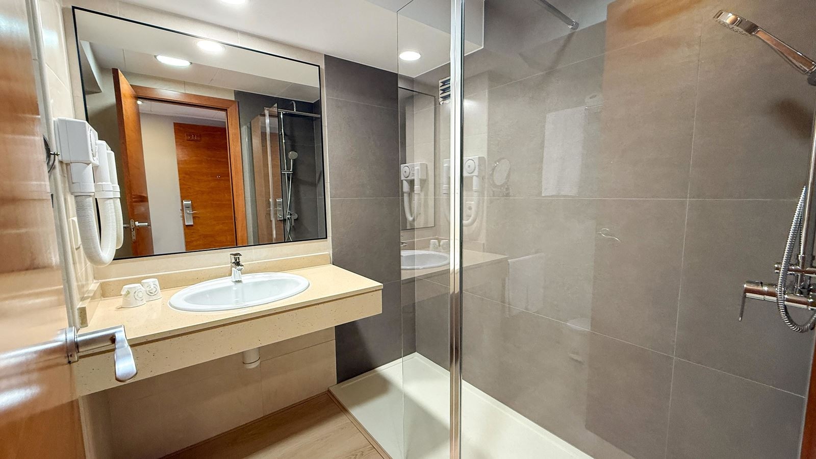rooms-superior-twin-pool-view