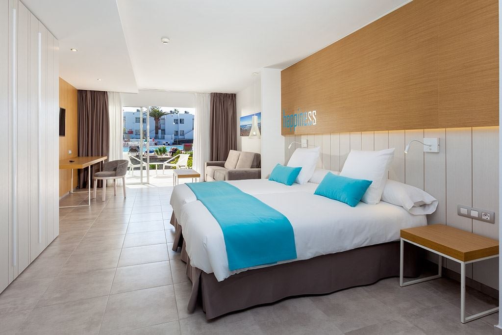rooms-deluxe-room-balcony-or-terrace
