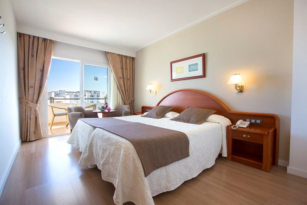 rooms-double-pool-view-balcony-or-terrace