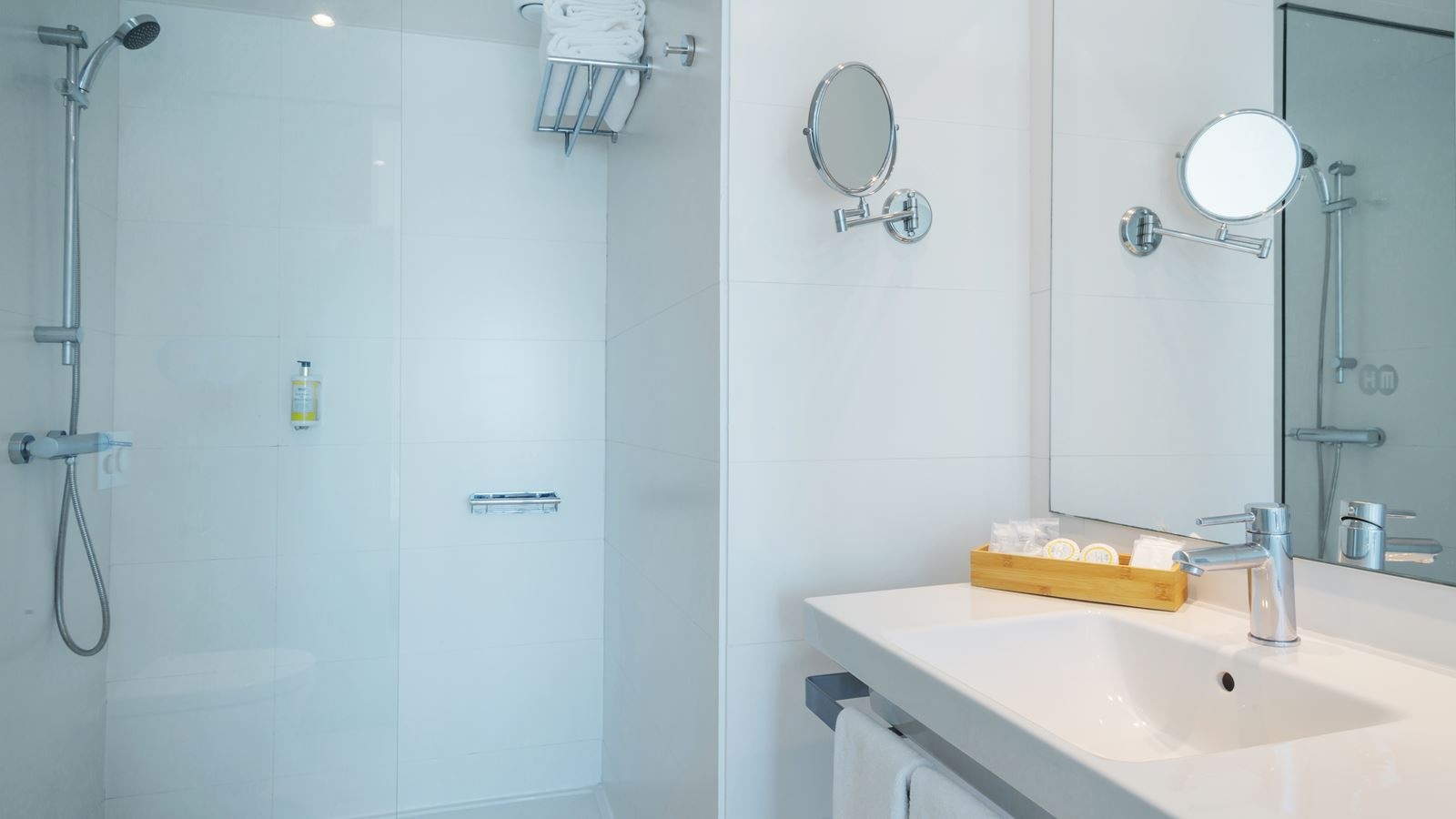 rooms-double-premium-swim-up-lateral-sea-view-balcony