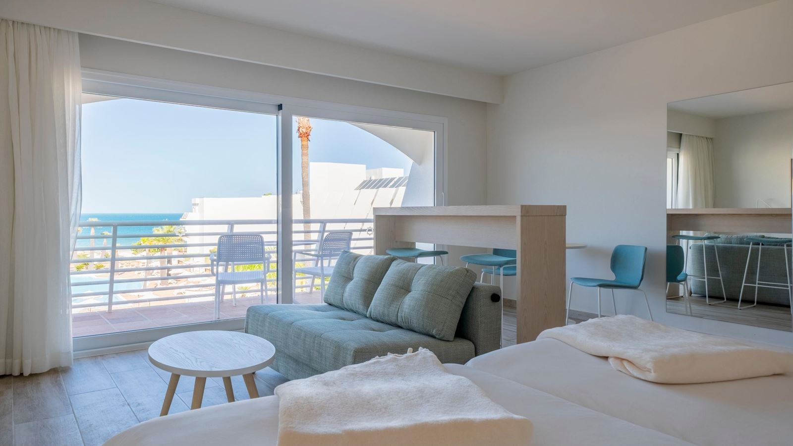 rooms-suite-balcony-or-terrace