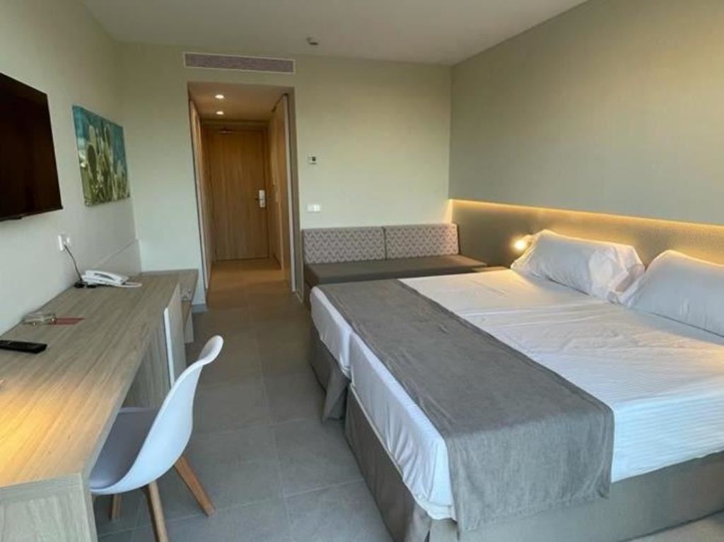 rooms-family-superior-room-balcony-or-terrace