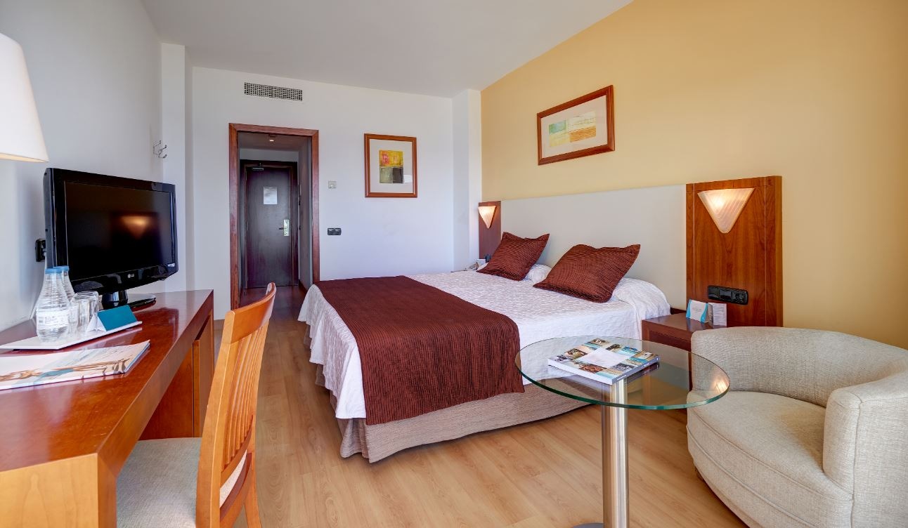 rooms-room-double-lateralseaview-balcony-or-terrace