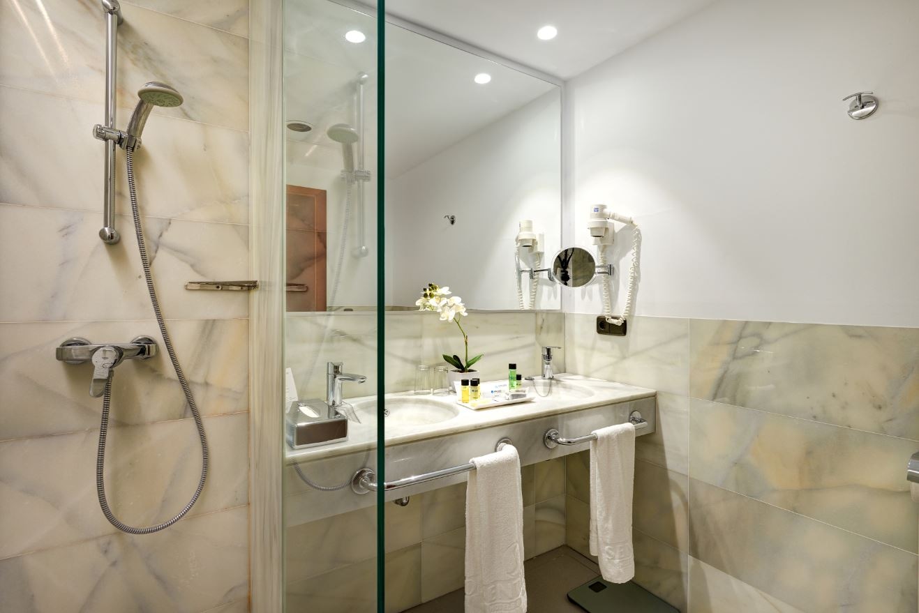 rooms-junior-suite-seaview-balcony-or-terrace