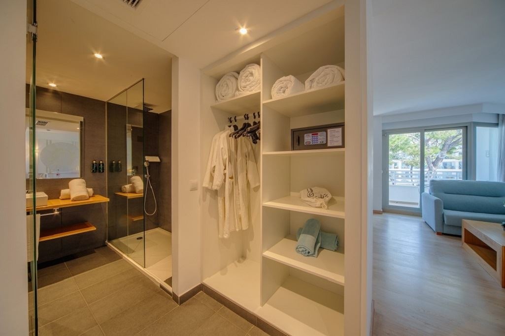 rooms-junior-suite-side-sea-view