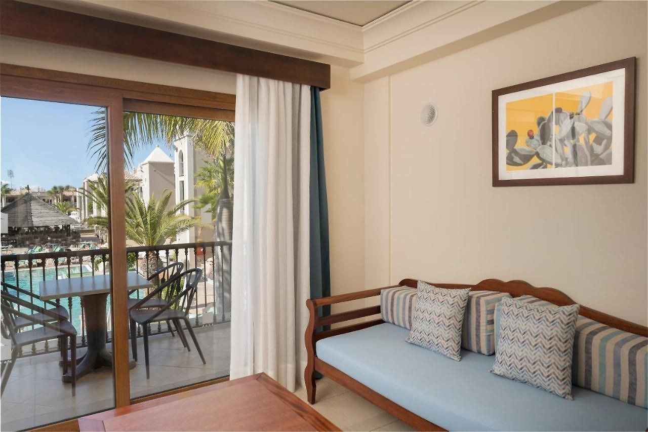 rooms-suite-balcony-or-terrace