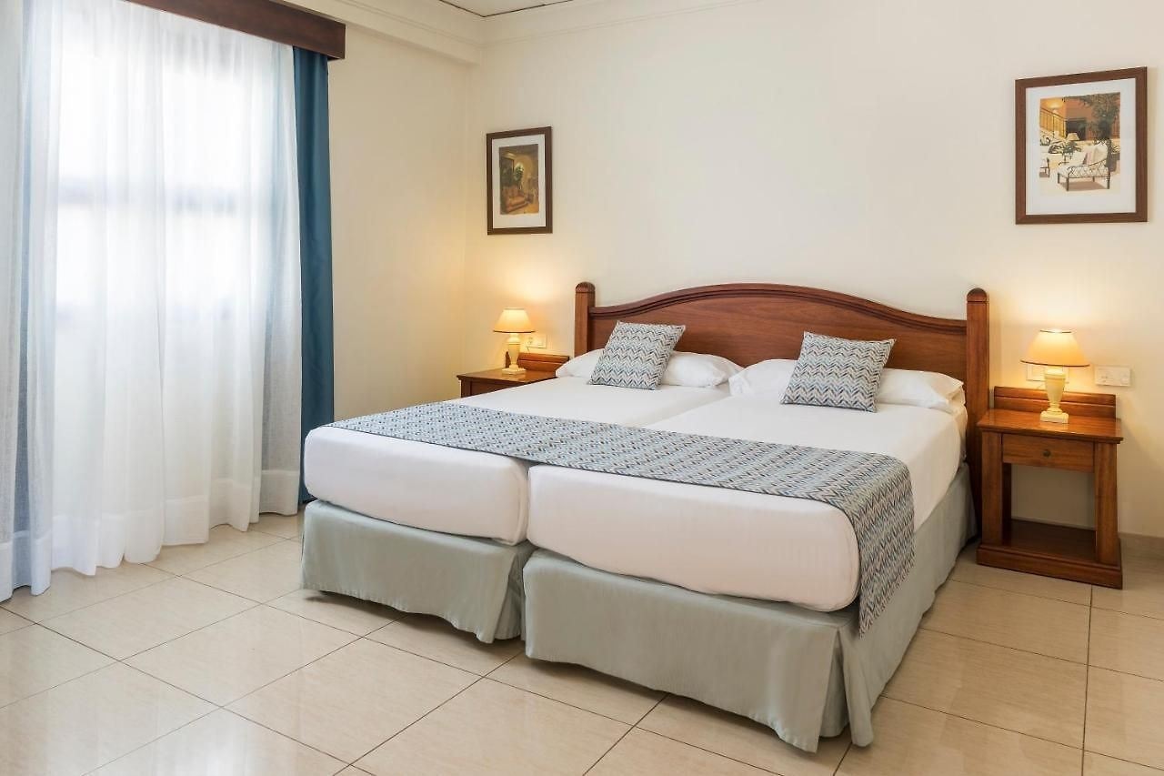 rooms-golf-view-suite-balcony-or-terrace