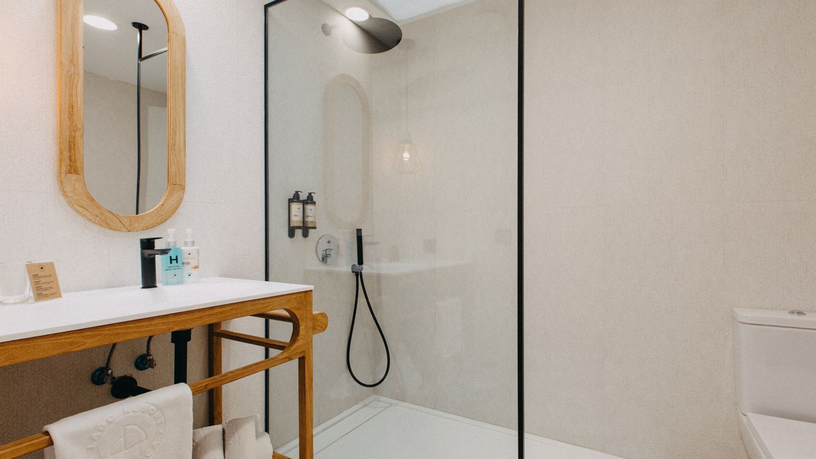 rooms-suite-poolview