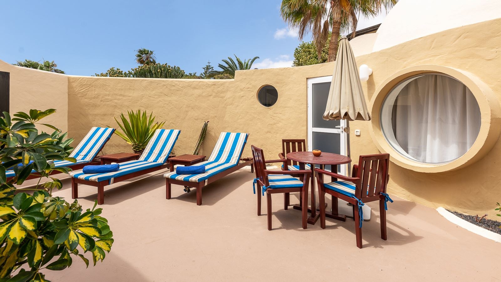 rooms-senior-suite-whit-terrace-ssui