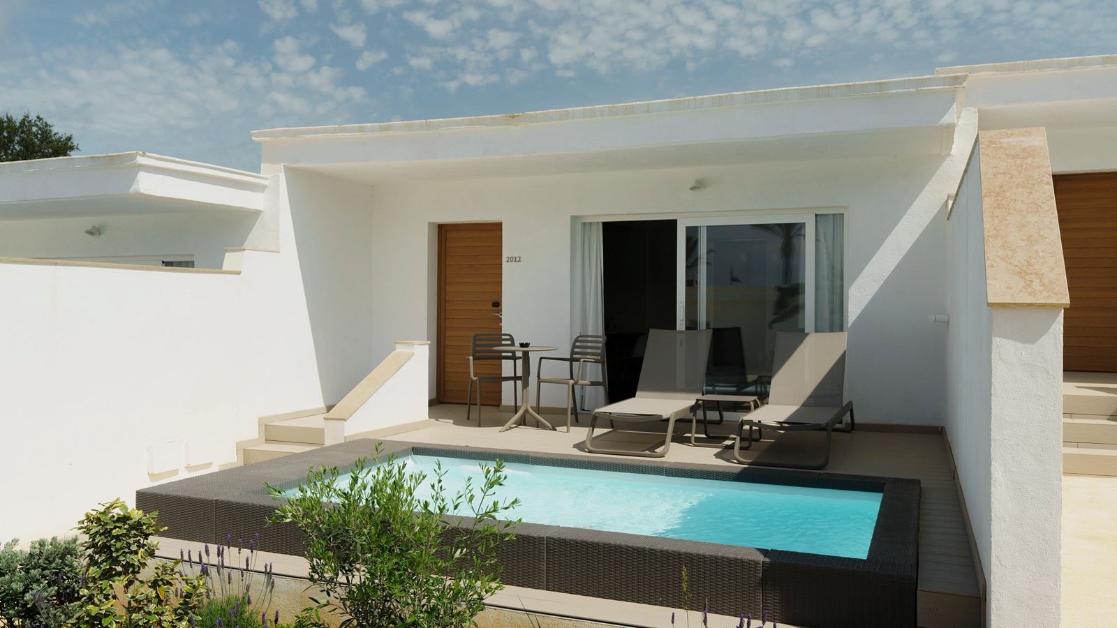 rooms-my-favorite-club-suite-swim-up-garden-view