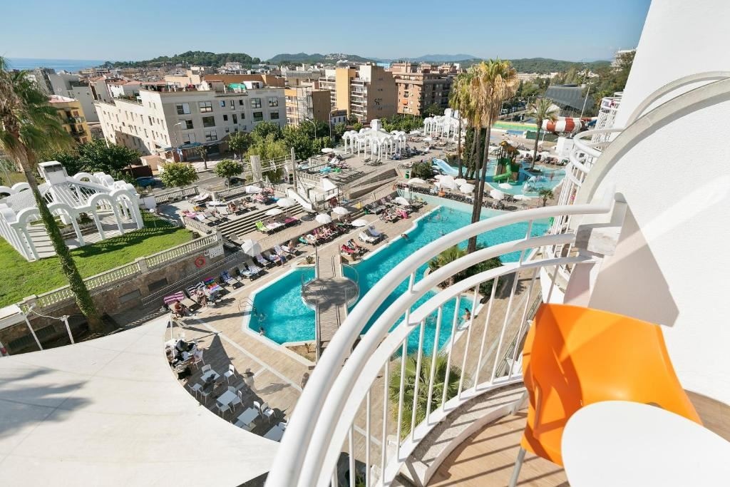 rooms-quad-pool-view