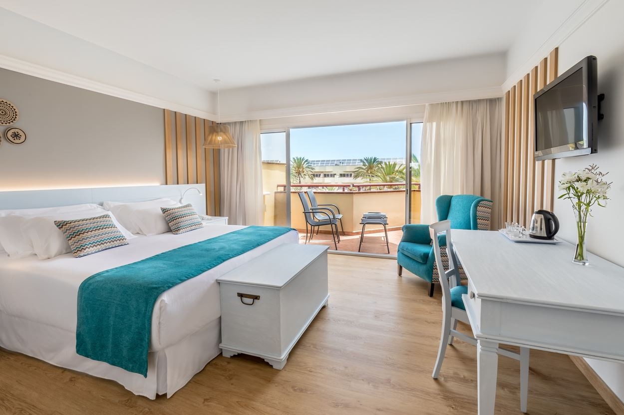 rooms-double-pool-view-balcony-or-terrace