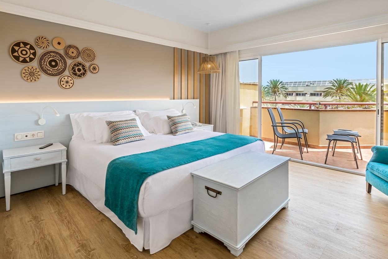 rooms-double-pool-view-balcony-or-terrace