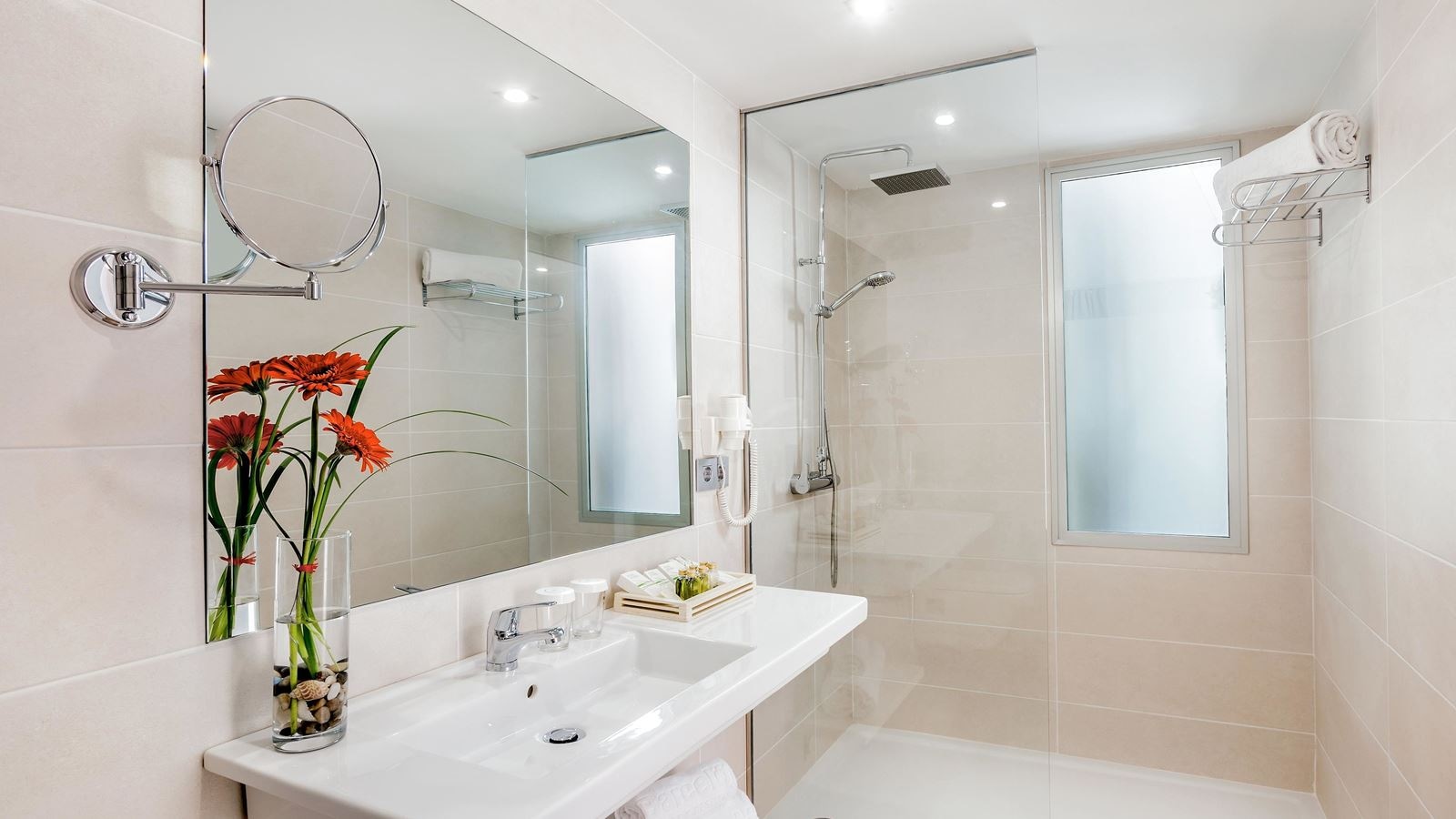rooms-suite-pool-view