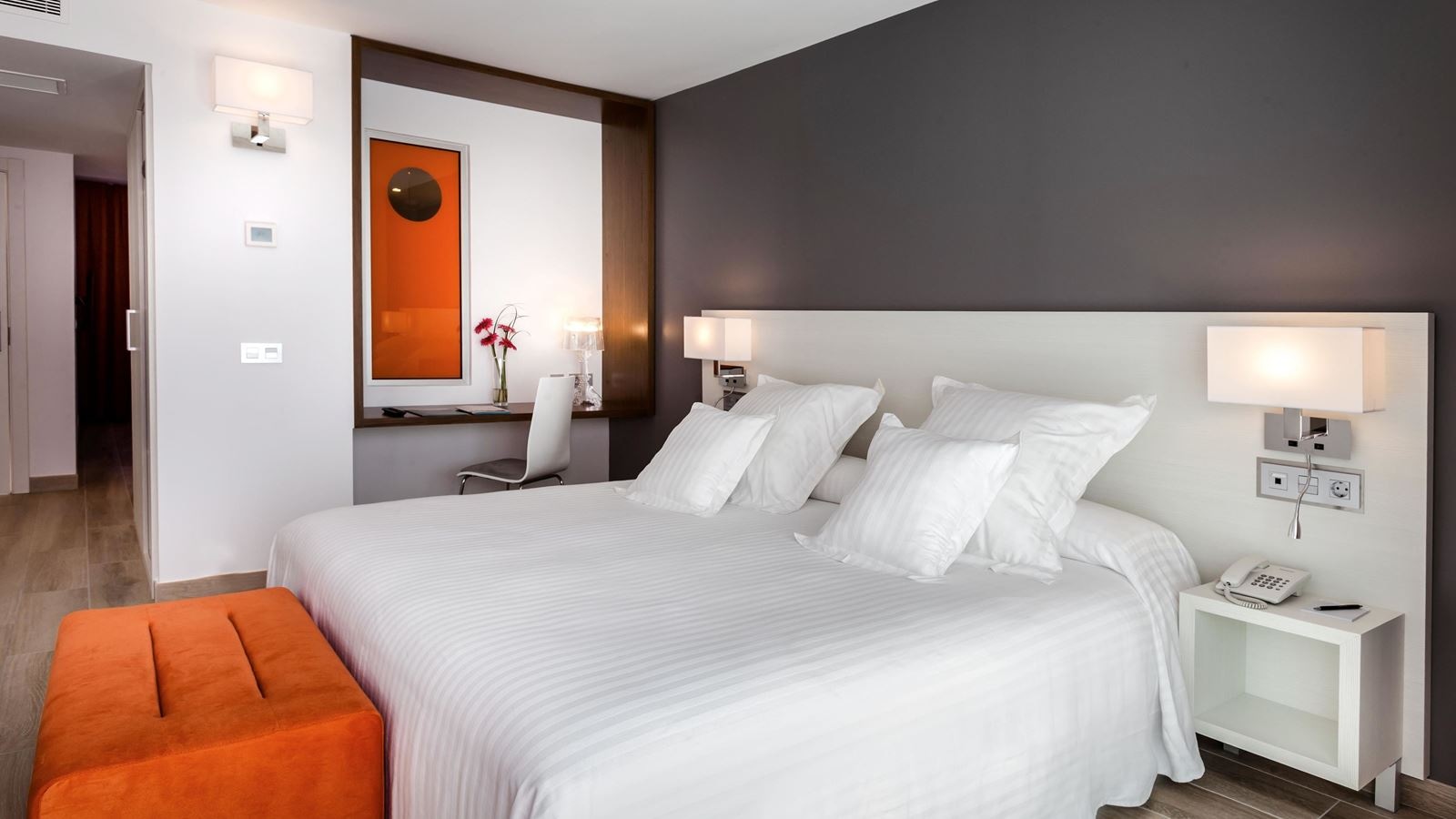 rooms-suite-pool-view