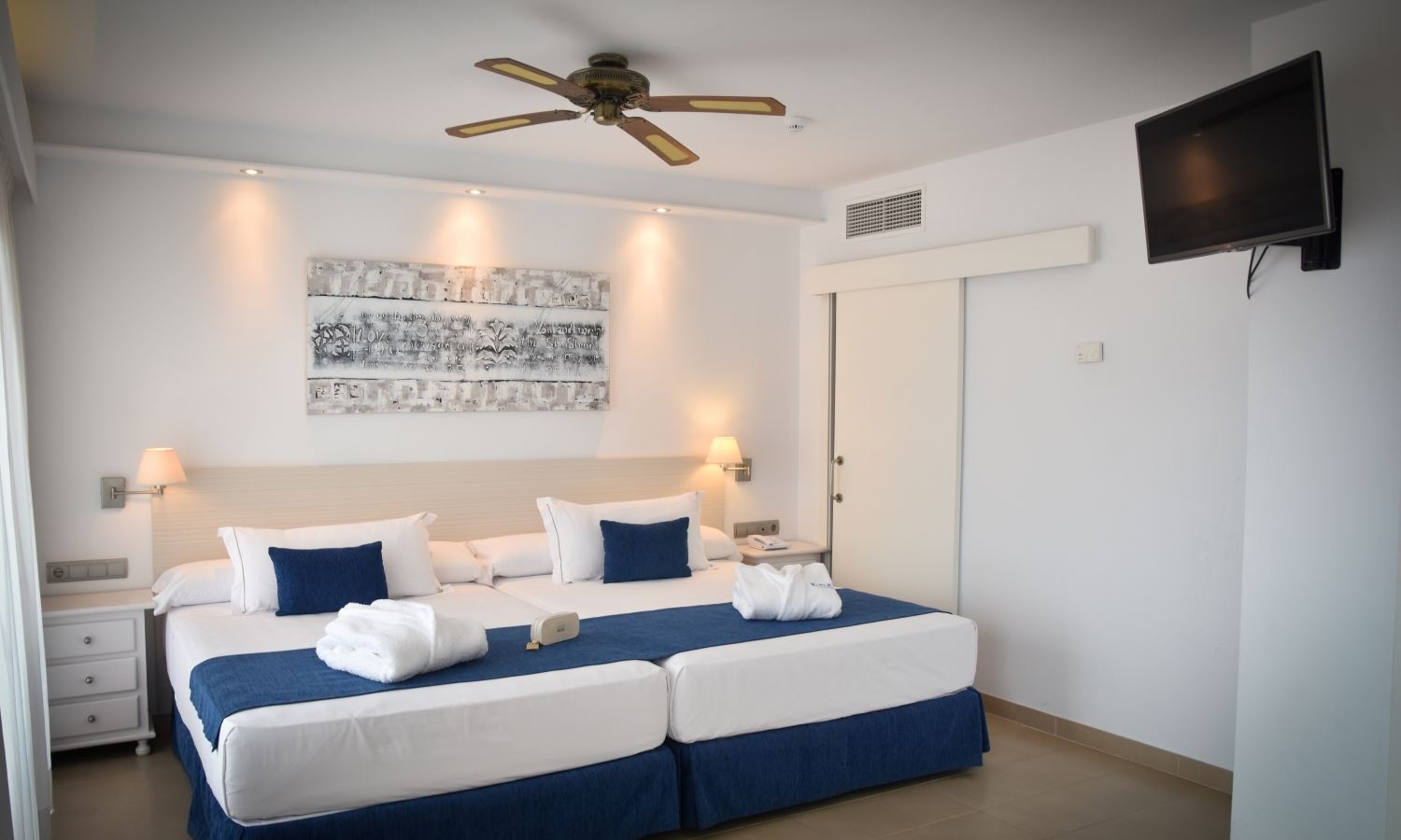 rooms-family-room-sea-view--balcony-or-terrace