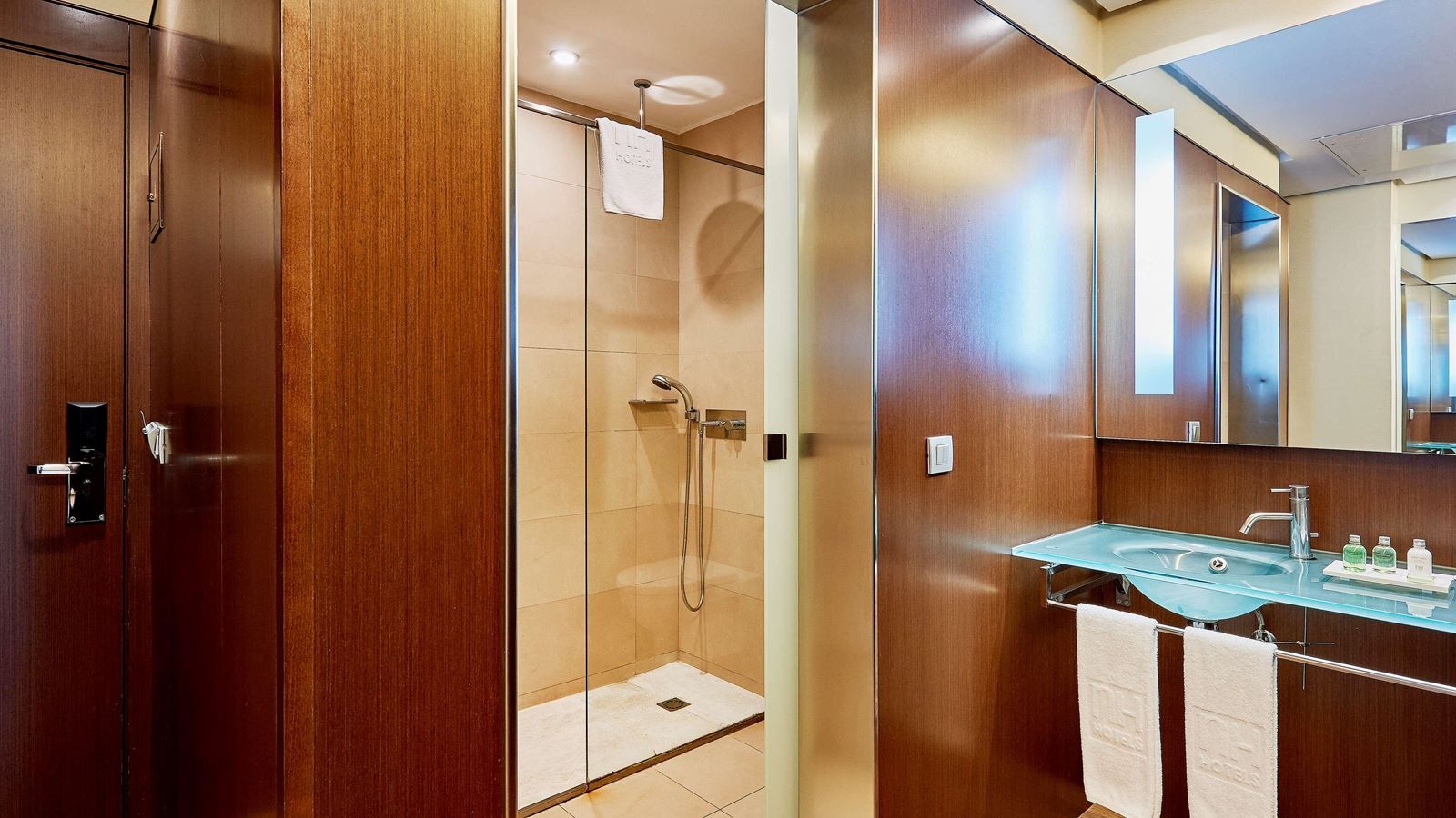 rooms-family-room-connecting-room