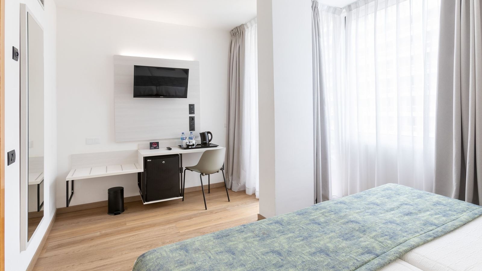 rooms-family-room-with-seperate-lounge-balcony-or-terrace