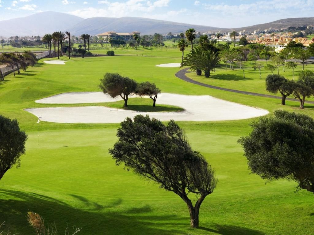 rooms-double-deluxe-confort-golf-view-with-balcony-or-terrace