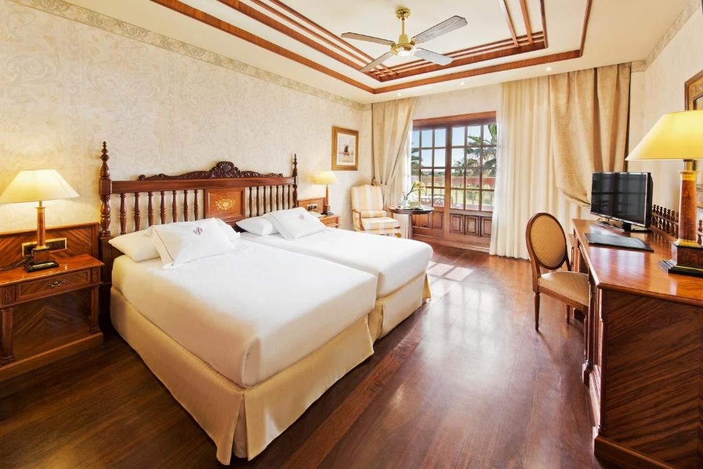 rooms-double-deluxe-confort-golf-view-with-balcony-or-terrace