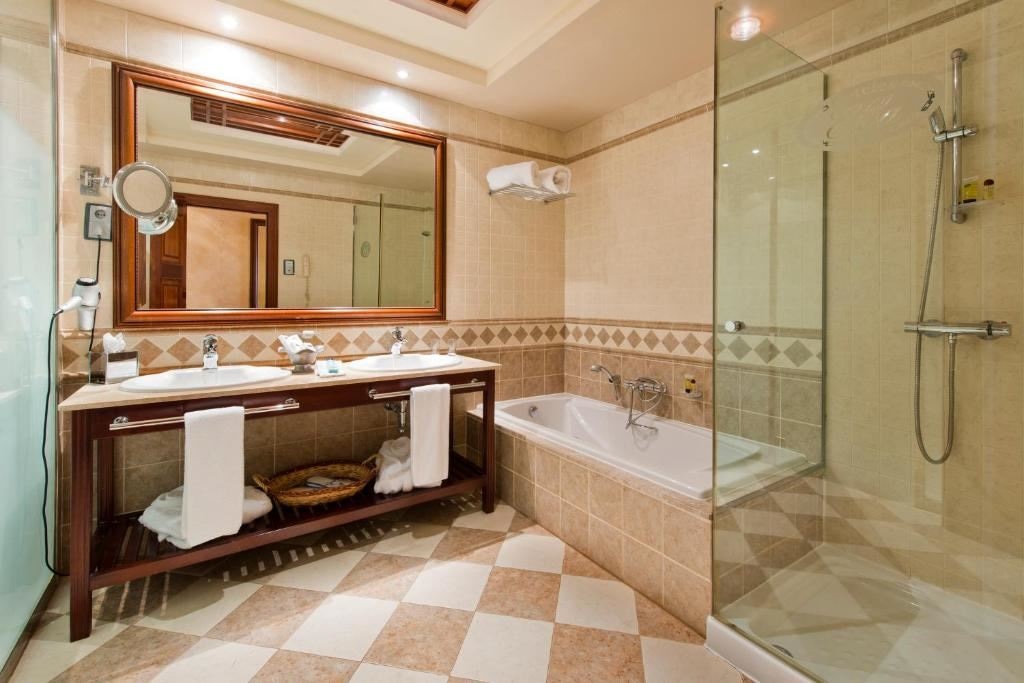 rooms-double-deluxe-confort-golf-view-with-balcony-or-terrace