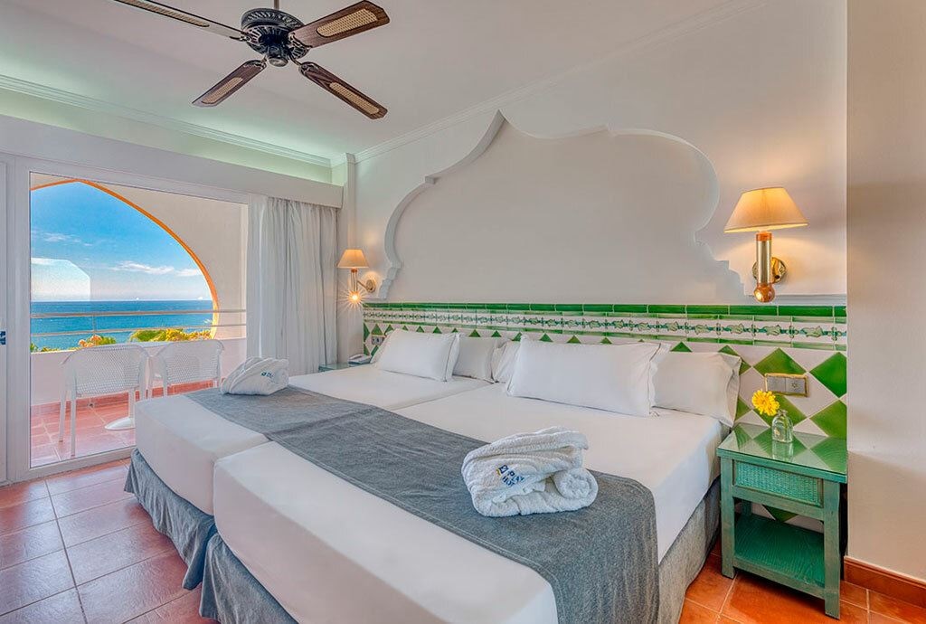 rooms-double-superior-front-sea-view