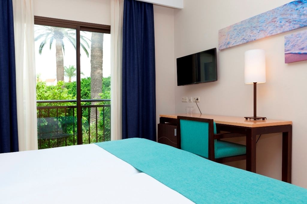 rooms-dj--double-garden-view