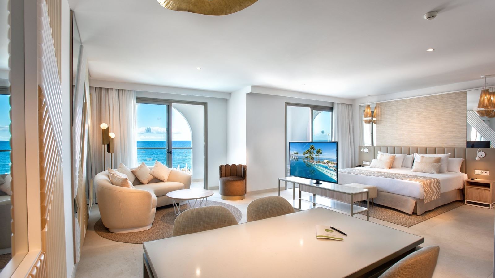 rooms-suite-platinum-side-sea-view-with-balcony-or-terrace