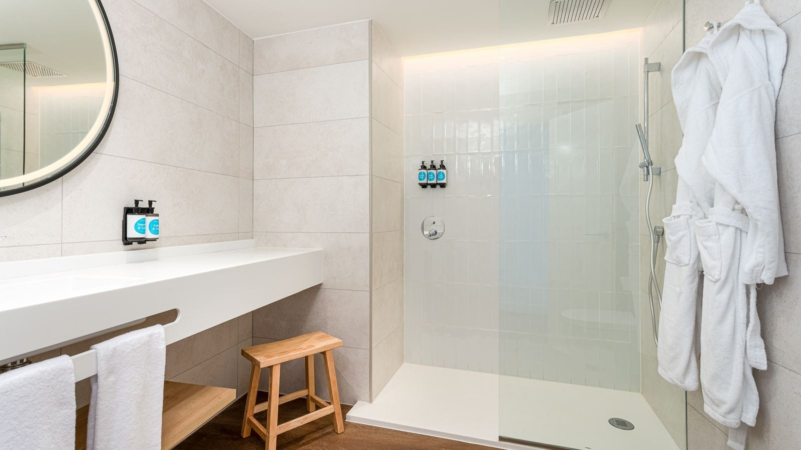 rooms-standard-twin-pool-view-with-balcony