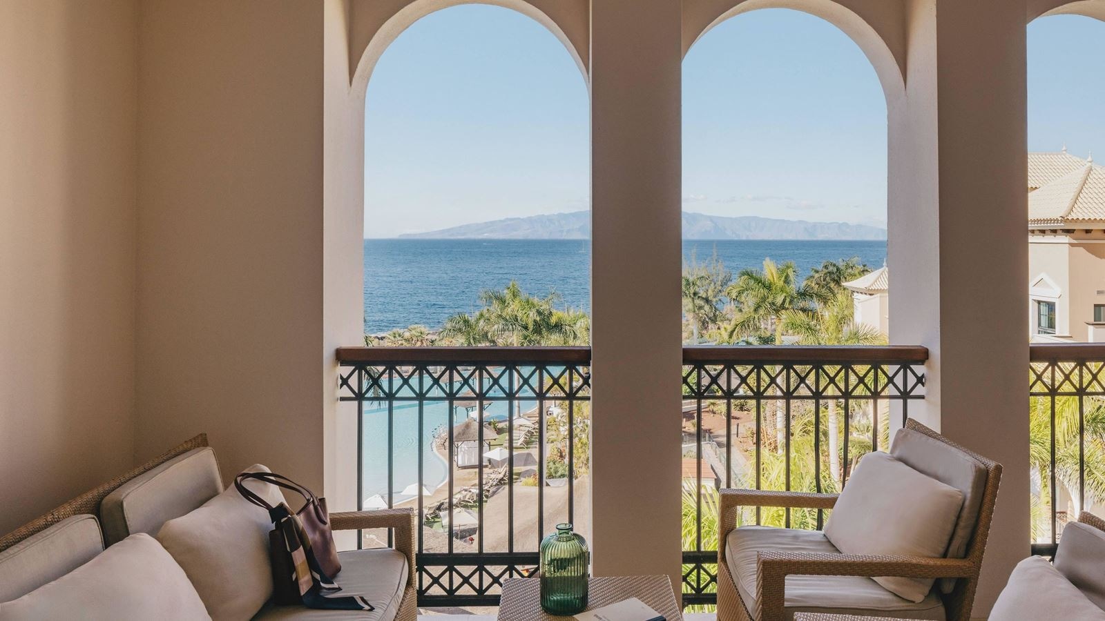 rooms-red-level-junior-suite-ocean-front