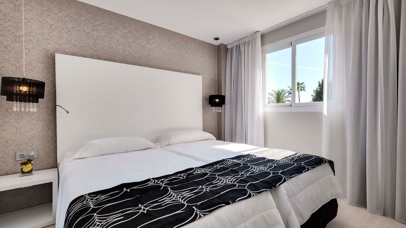 rooms-standard-suite-balcony-or-terrace-action