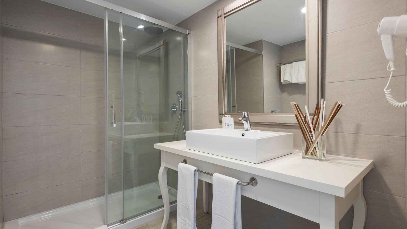 rooms-standard-suite-balcony-or-terrace-action