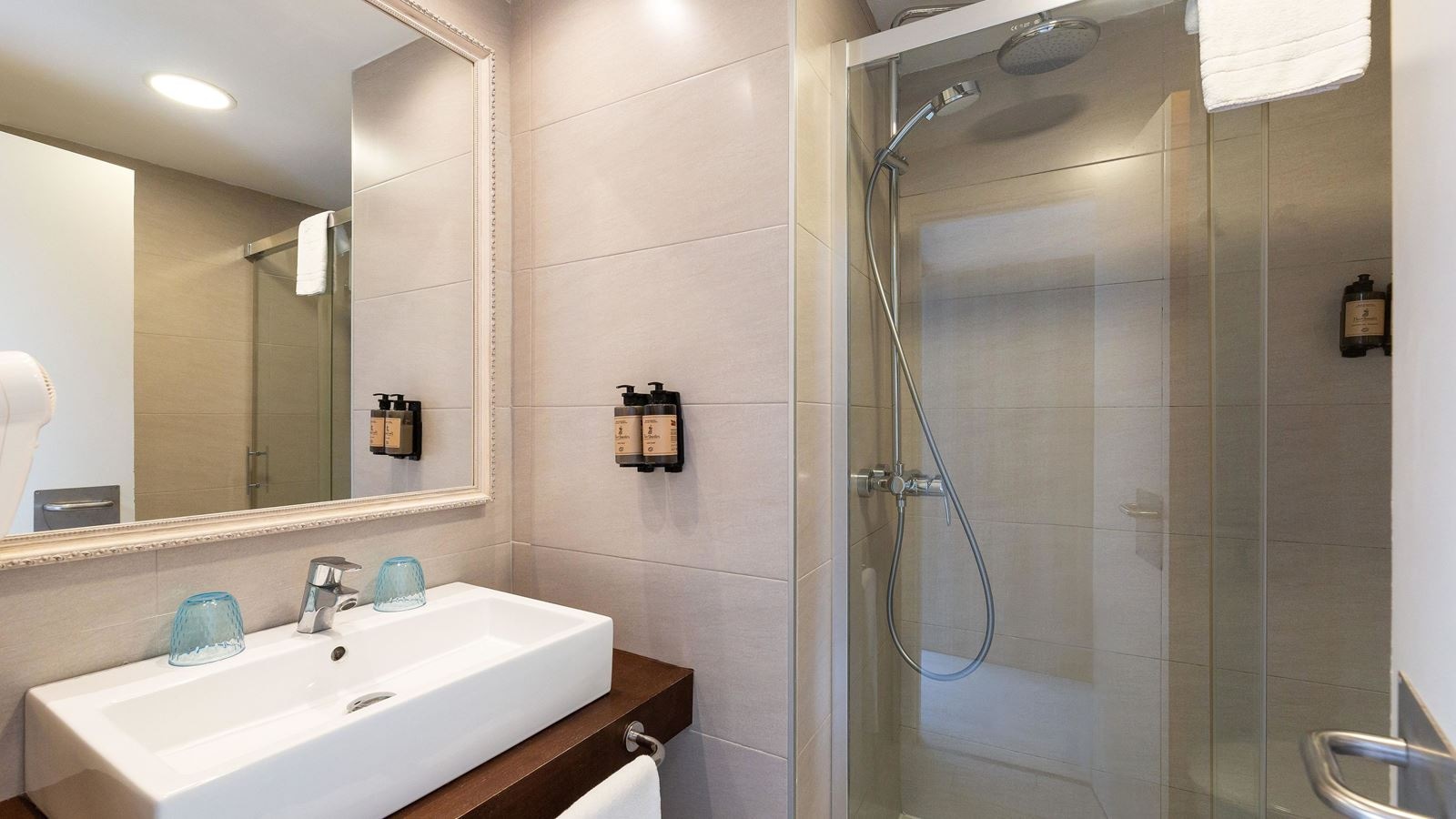 rooms-annex-apartment-balcony-or-terrace