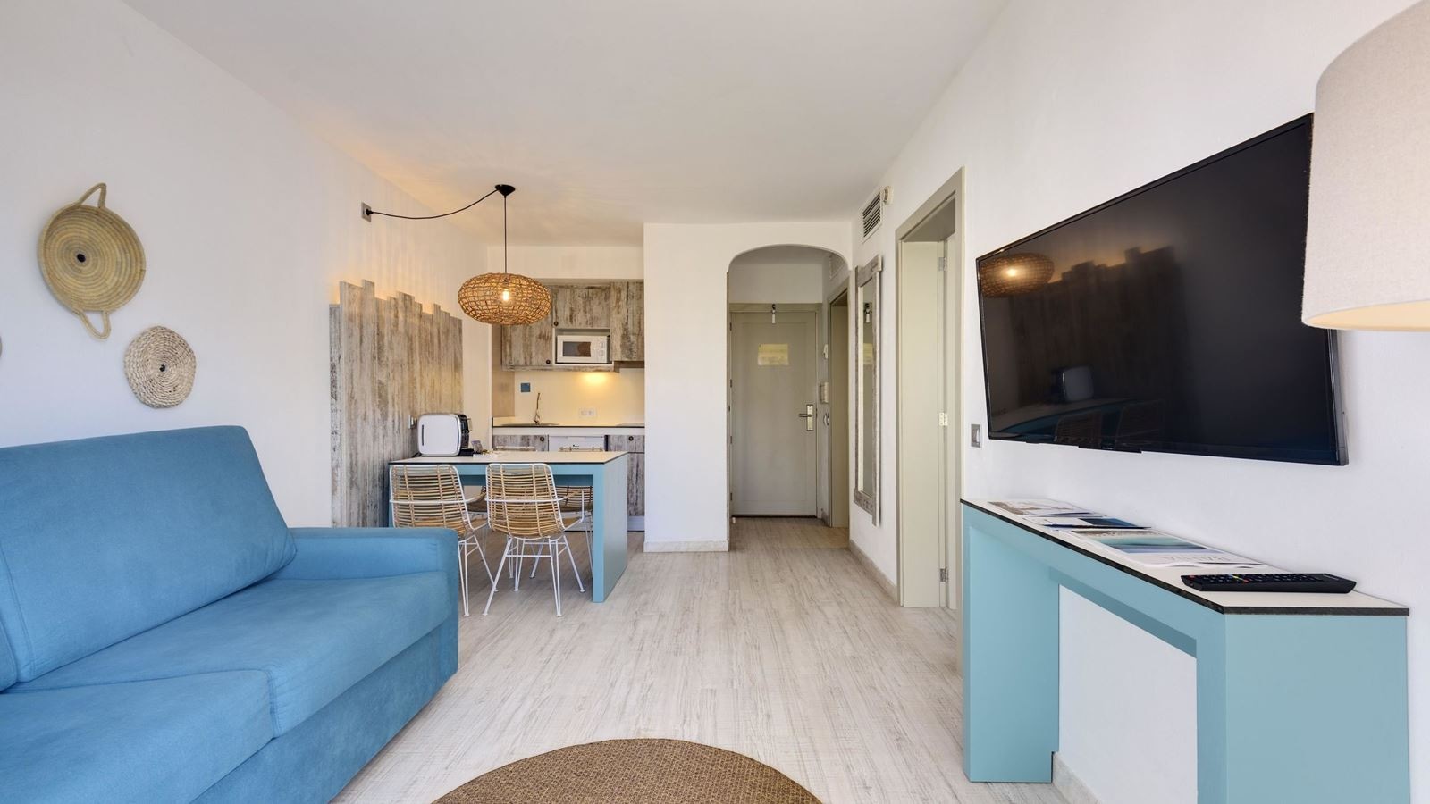 rooms-standard-apartment-poolview-balcony-or-terrace