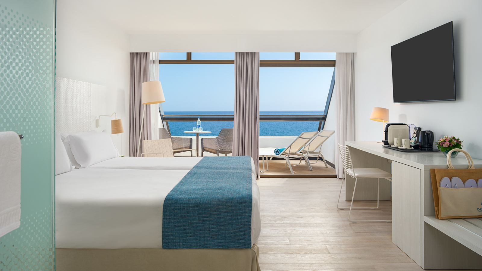 rooms-double-sea-view-premium-top-9th-floor-with-terrace