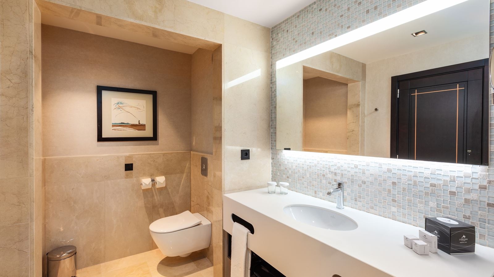 rooms-suiv-suite-pool-view-with-balcony