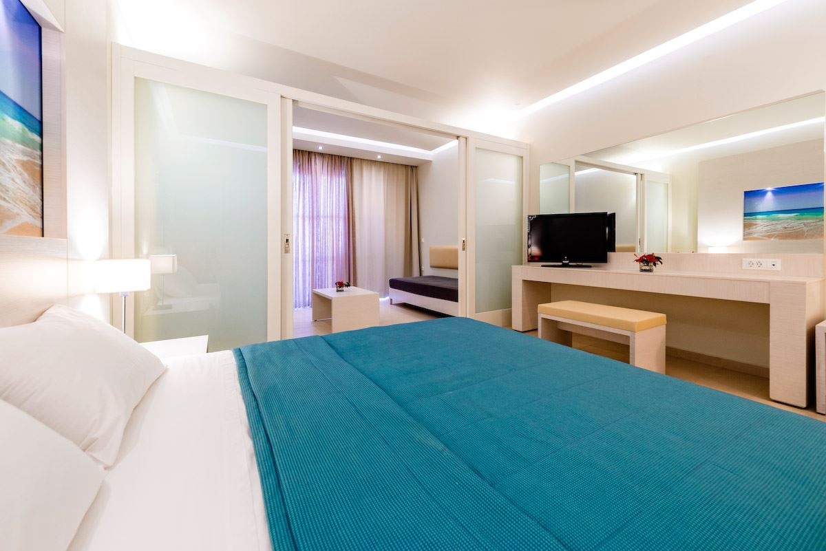 rooms-suite-1-bedroom-sea-view-balcony