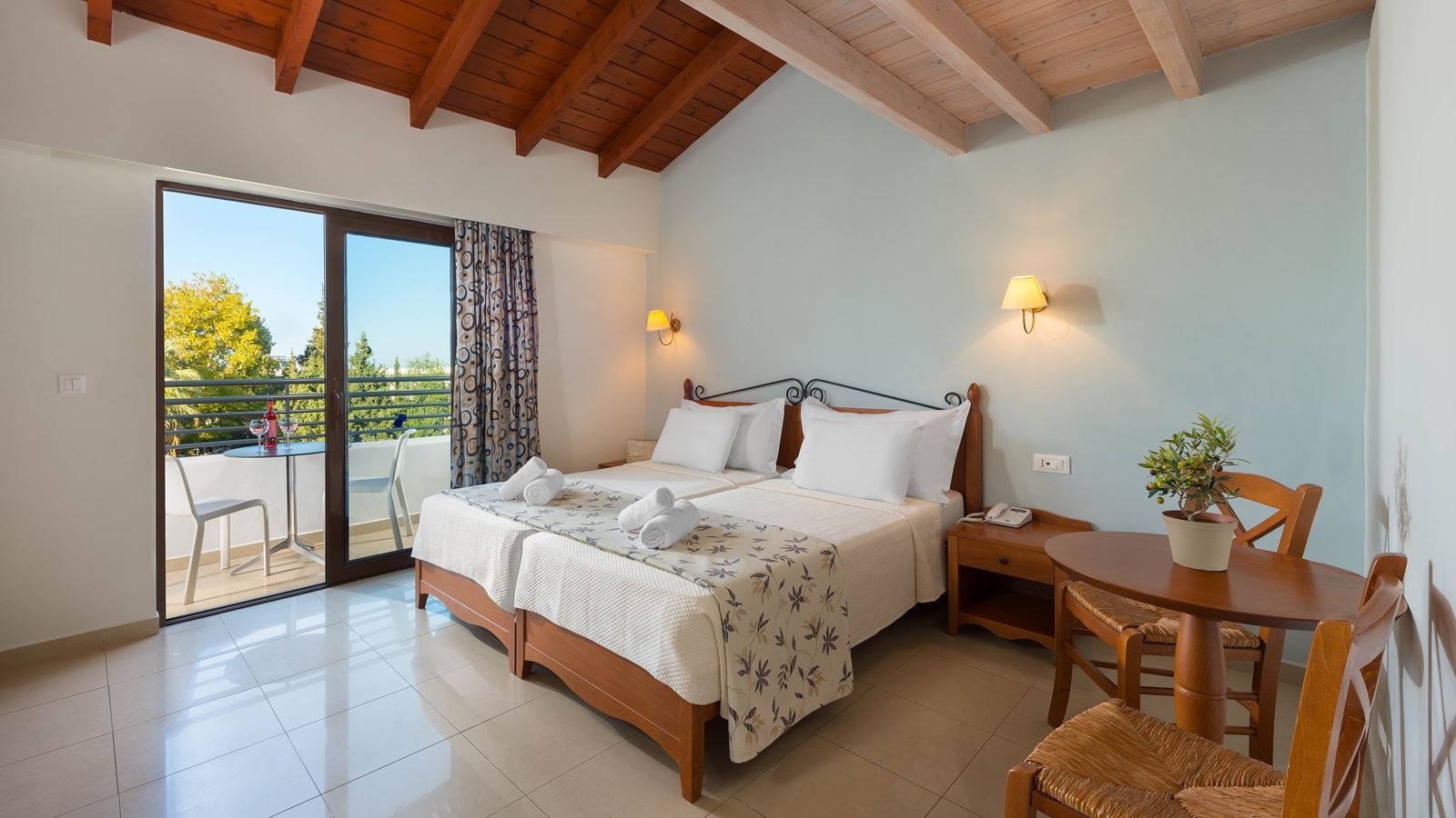 rooms-maisonette-with-balcony