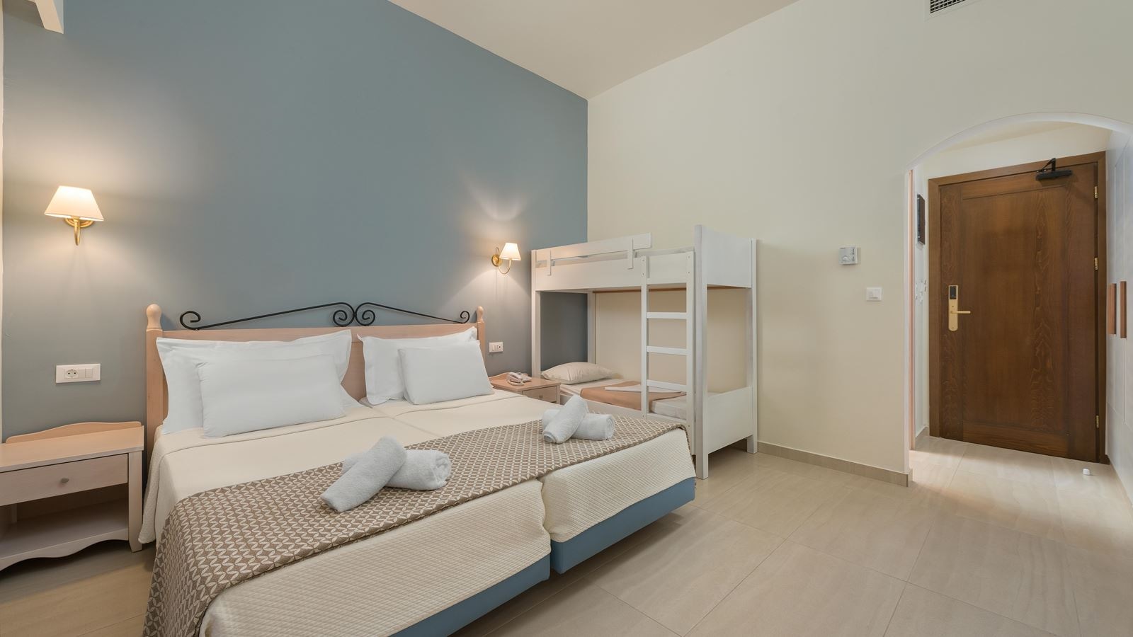 rooms-maisonette-with-balcony