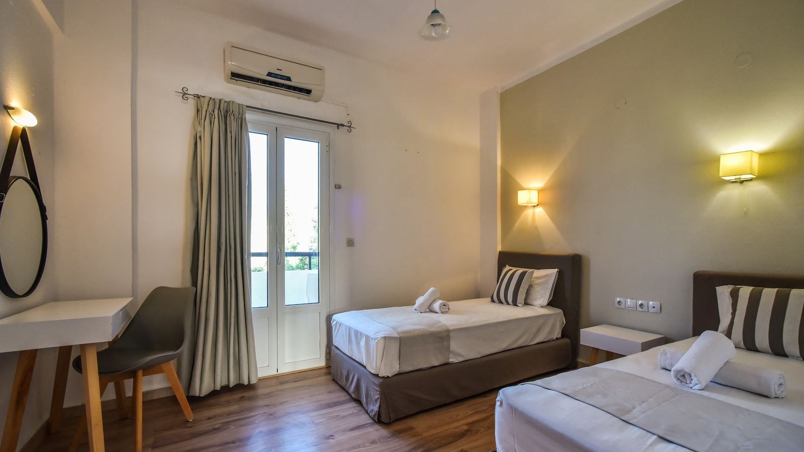 rooms-1-bedroom-family-quad-apartment-balcony-or-terrace
