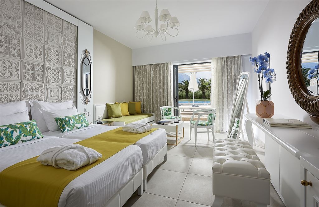 rooms-room-executive-shared-pool-terrace