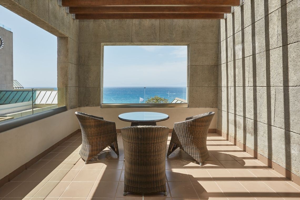 rooms-family-room-sea-view