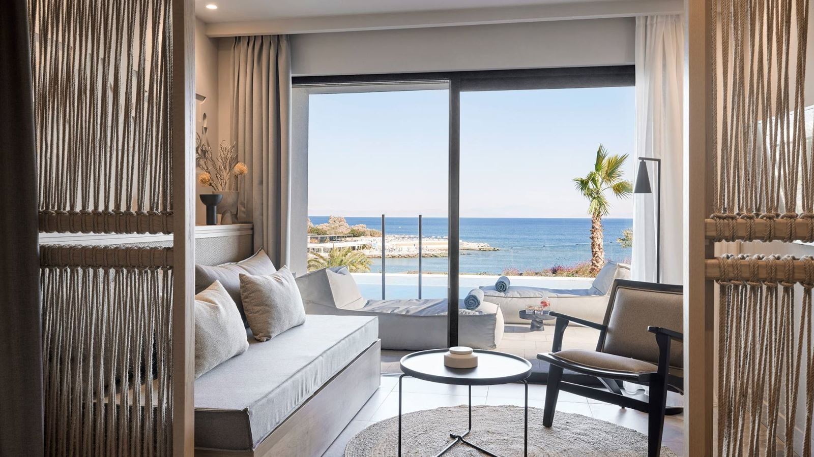 rooms-open-plan-suite-swim-up
