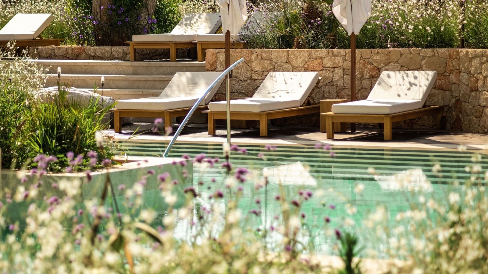rooms-family-suite-swim-up-sharing-pool