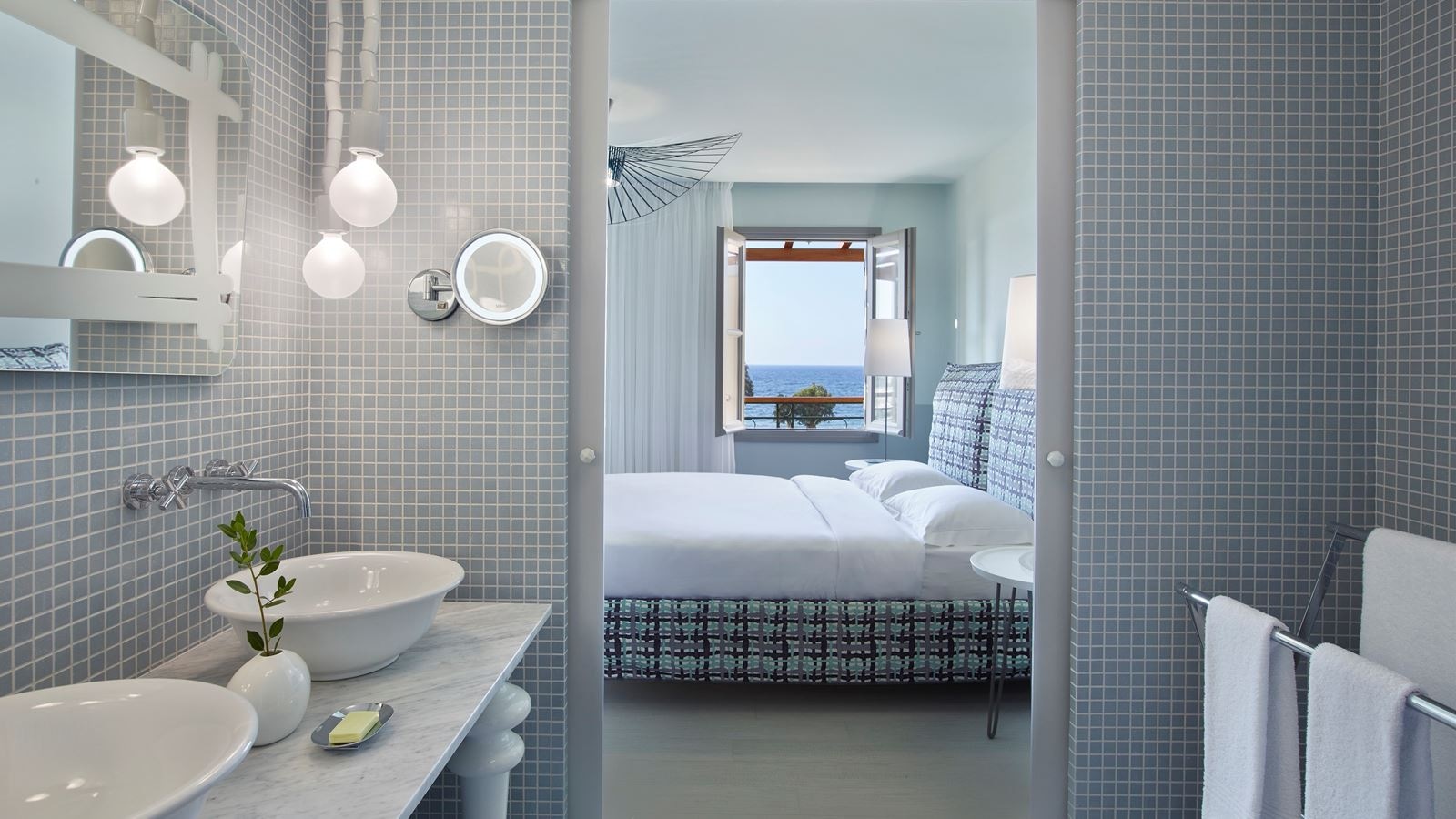 rooms-deluxe-room-seaview
